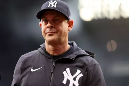 New York Yankees’ general manager støtter Boone i at fortsætte med at træne på trods af fansens tvivl